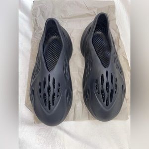 Yeezy Foam Runner Onyx Men Size 9 HP8739 Adidas